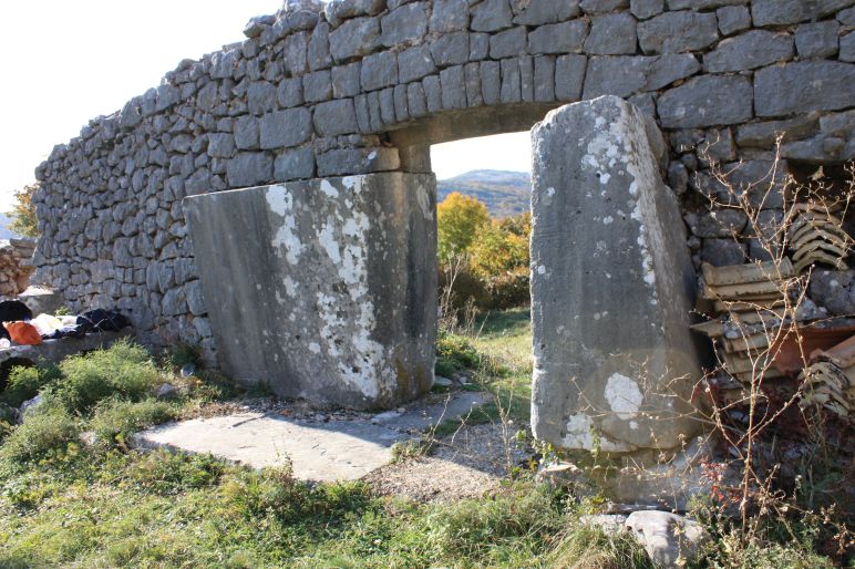 Nekropola sa stećcima i pravoslavna crkva Sv kneza Lazara (grobna crkva kneza Vlađa Bijelića) u Vlahovićima, historijsko područje